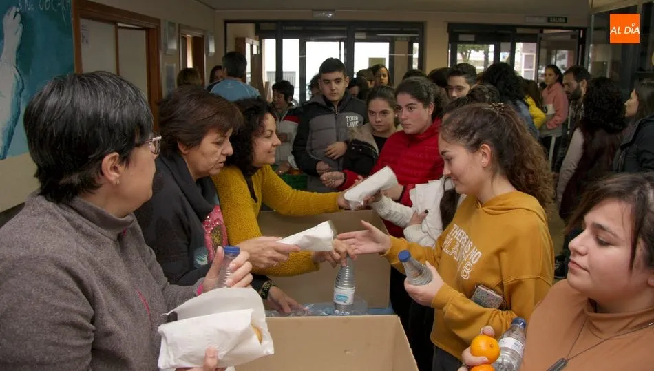 Los bocadillos fueron entregados por las madres de la AMPA durante el recreo / CORRAL