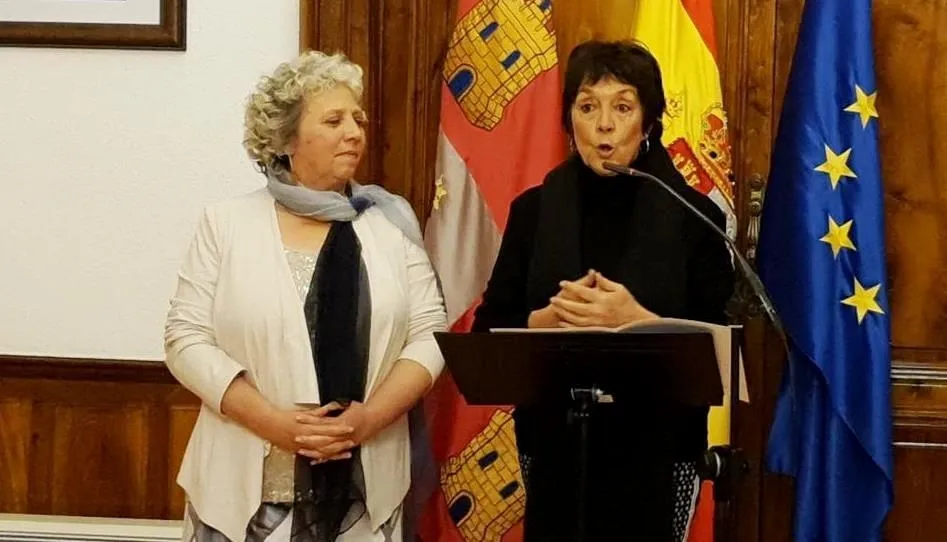 La delegada del Gobierno, Mercedes Martín, junto a  la subdelegada del Gobierno en Salamanca, Encarnación Pérez. Foto EP