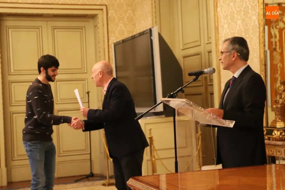 Foto 5 - Los 24 participantes del programa piloto de Formaci&oacute;n a la Carta reciben sus diplomas