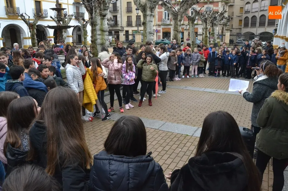 Foto 4 - Los escolares mirobrigenses se unen a C&aacute;ritas para celebrar el D&iacute;a Universal de la Infancia  