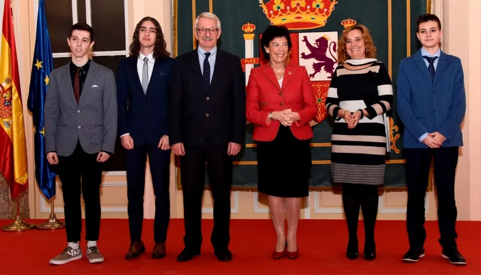 El estudiante del primer curso de Biotecnología en la Universidad de Salamanca (USAL), Alejandro Hernández Gómez, junto a otros galardonado, en la recepción de la ministra de Educación