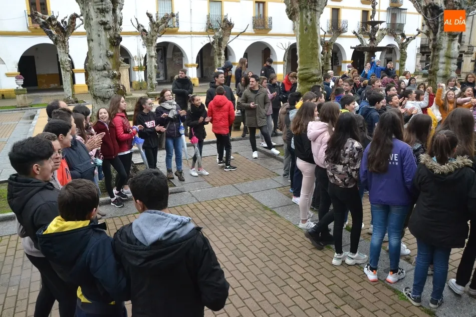 Foto 5 - Los escolares mirobrigenses se unen a C&aacute;ritas para celebrar el D&iacute;a Universal de la Infancia  