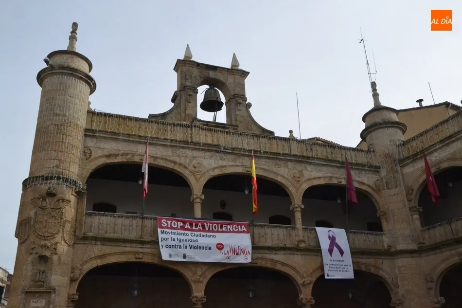 Foto 2 - El 25N ya se deja sentir en la Plaza Mayor mirobrigense  