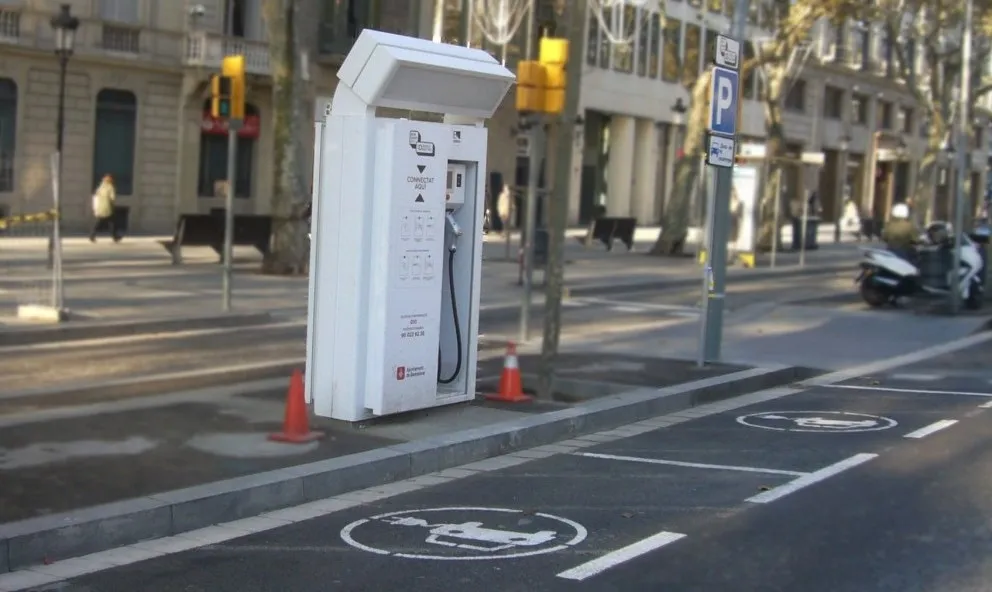 Uno de los puntos de recarga que tiene la citada empresa en la ciudad de Barcelona