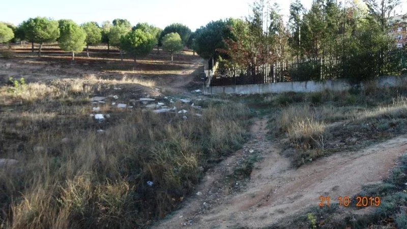 Foto 4 - Denuncian que la basura se acumula fuera del Punto Limpio del Zurgu&eacute;n