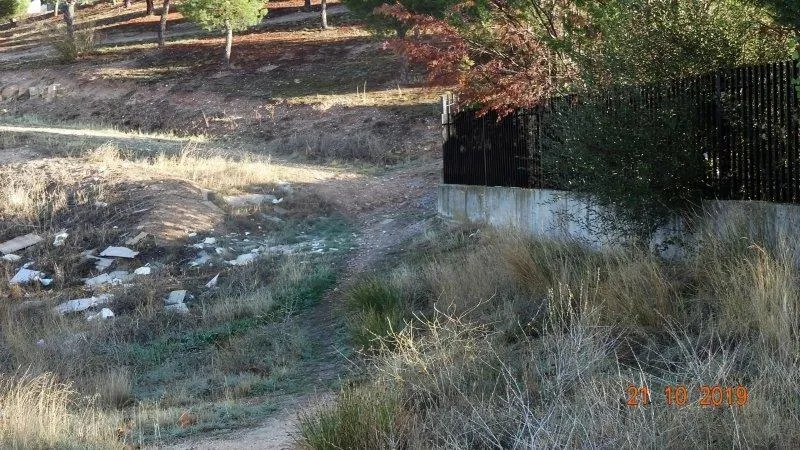 Foto 3 - Denuncian que la basura se acumula fuera del Punto Limpio del Zurgu&eacute;n