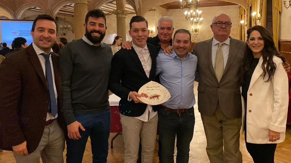 Los hermanos Ojeda junto a la representación albense en el certamen