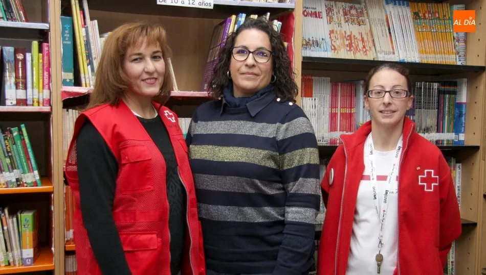 Adela Prieto, Raquel Bernal y la voluntaria de Cruz Roja, Jennifer Bartolomé / CORRAL