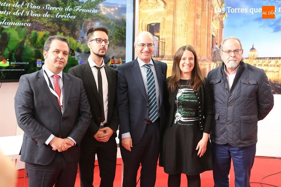 El presidente de la Diputación, Javier Iglesias, con los presidentes y gestores de las Rutas del Vino de Salamanca