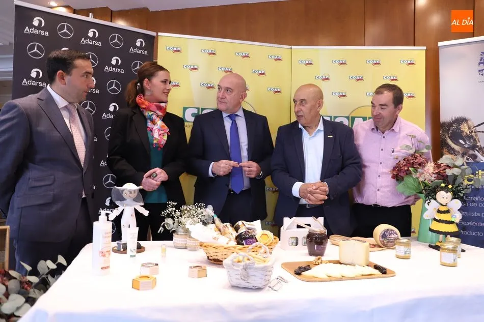 Foto 6 - El consejero de Agricultura defiende un etiquetado claro de la miel con la procedencia del producto