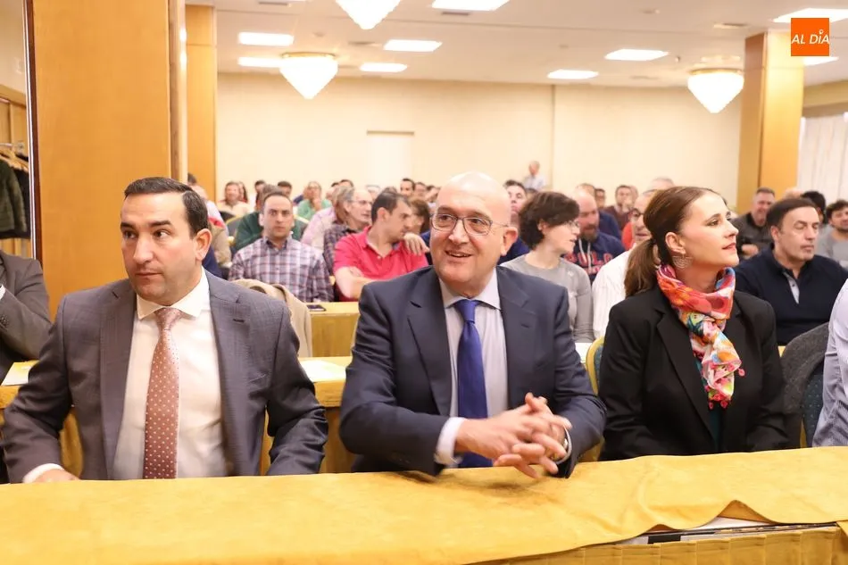 Foto 10 - El consejero de Agricultura defiende un etiquetado claro de la miel con la procedencia del producto