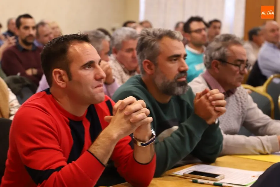 Foto 5 - El consejero de Agricultura defiende un etiquetado claro de la miel con la procedencia del producto