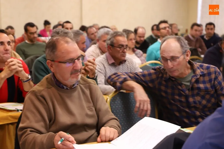 Foto 4 - El consejero de Agricultura defiende un etiquetado claro de la miel con la procedencia del producto