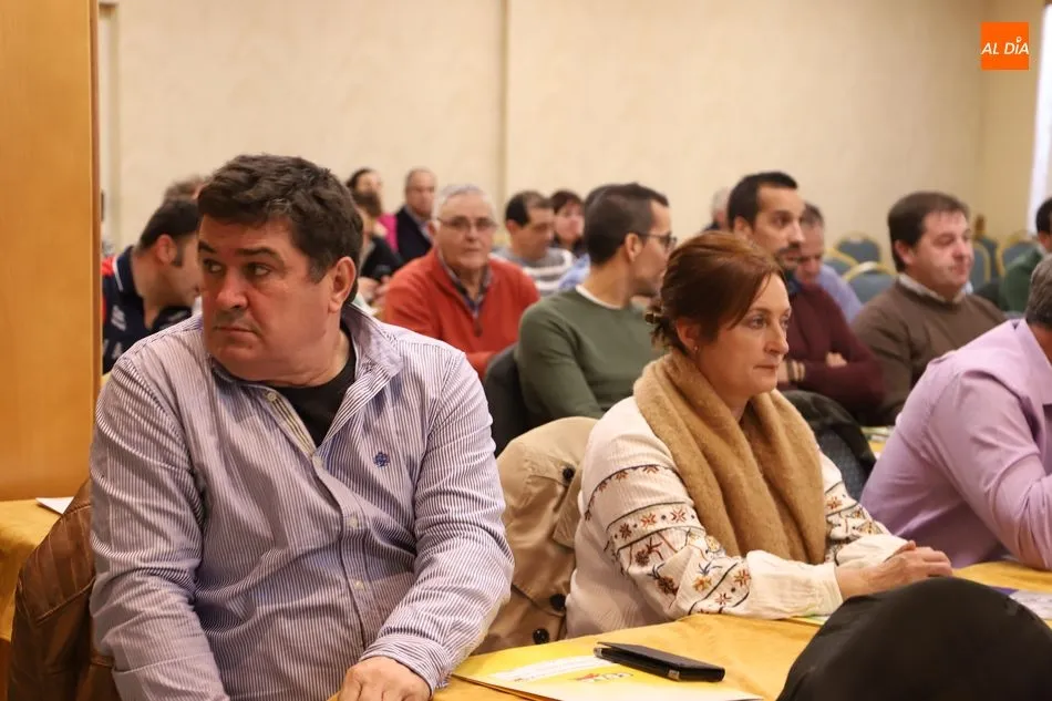 Foto 3 - El consejero de Agricultura defiende un etiquetado claro de la miel con la procedencia del producto