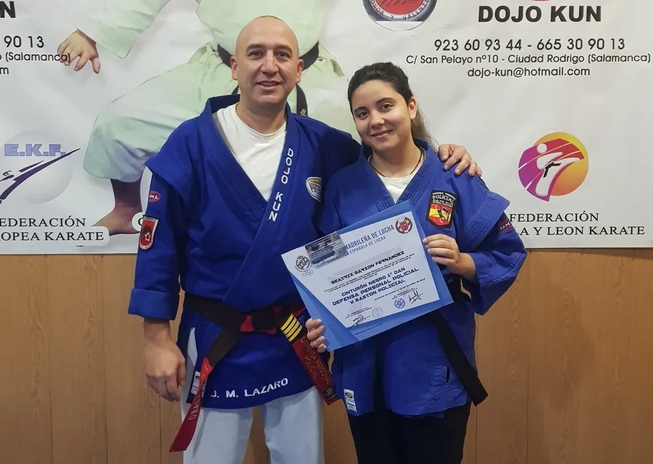 Foto 2 - Beatriz Garz&oacute;n y Paula Serradilla consiguen el cintur&oacute;n negro 1&ordm; Dan en Defensa Personal...