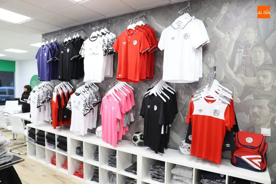 Parte del material en la tienda de Energía Charra / Lydia González