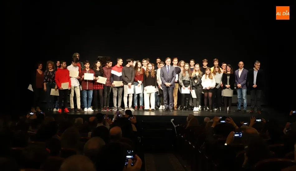 El alcalde posa con los alumnos de la escuela que han recibido los diplomas. Foto: Lydi González