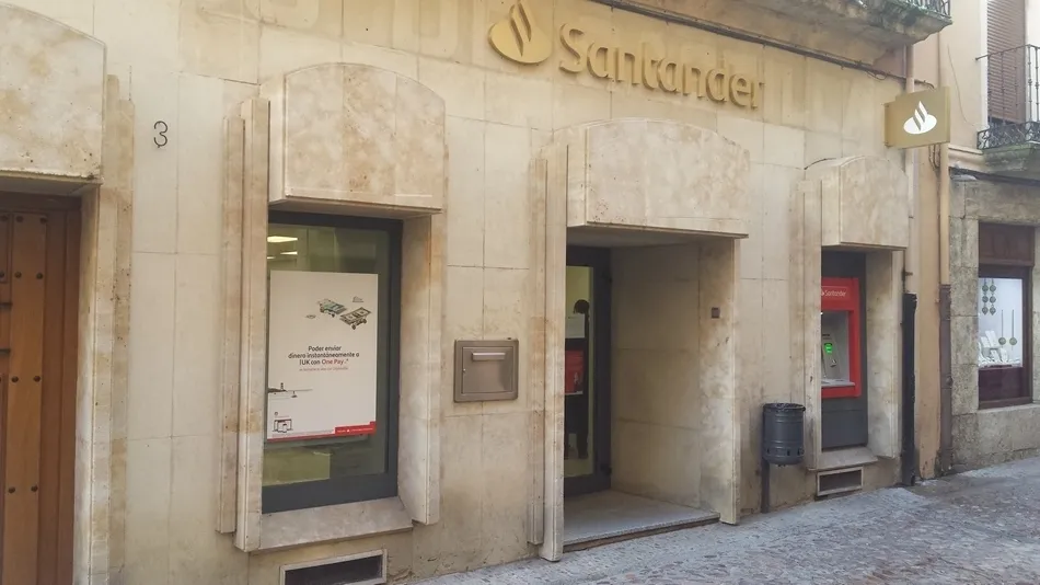 La oficina del Santander en la calle San Juan, nueva víctima de la escabechina bancaria en la...