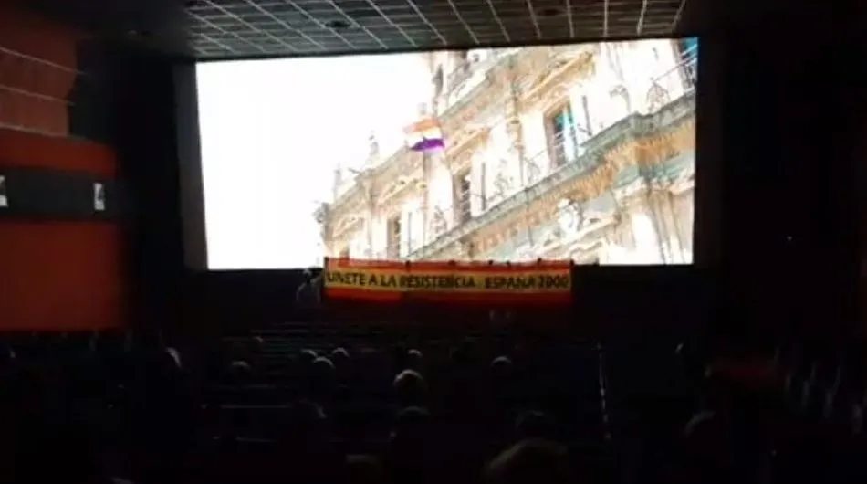 El grupo desplegó una pancarta con el lema Únete a la resistencia España 2000 / EP