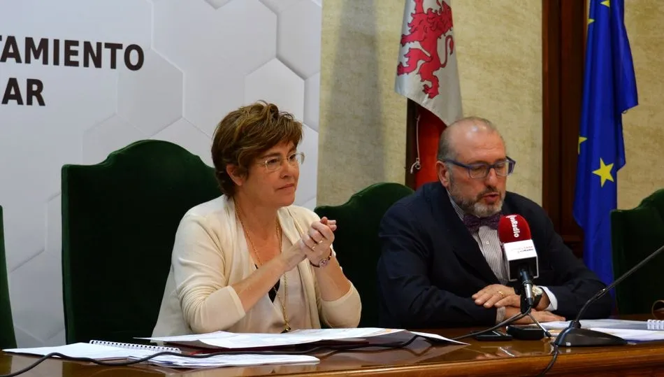 Elena Martín, alcaldesa de Béjar y Buenaventura Velasco, presidente de la Cámara de Comercio