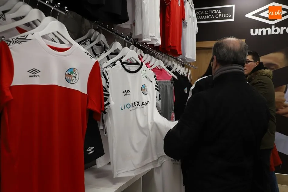 Foto 11 - La nueva tienda del Salamanca UDS ya es una realidad: camisetas, chaquetas, ropa de entrenamiento,...
