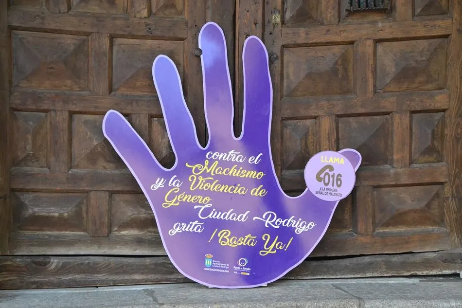 1Foto: Una gran mano contra el maltrato  