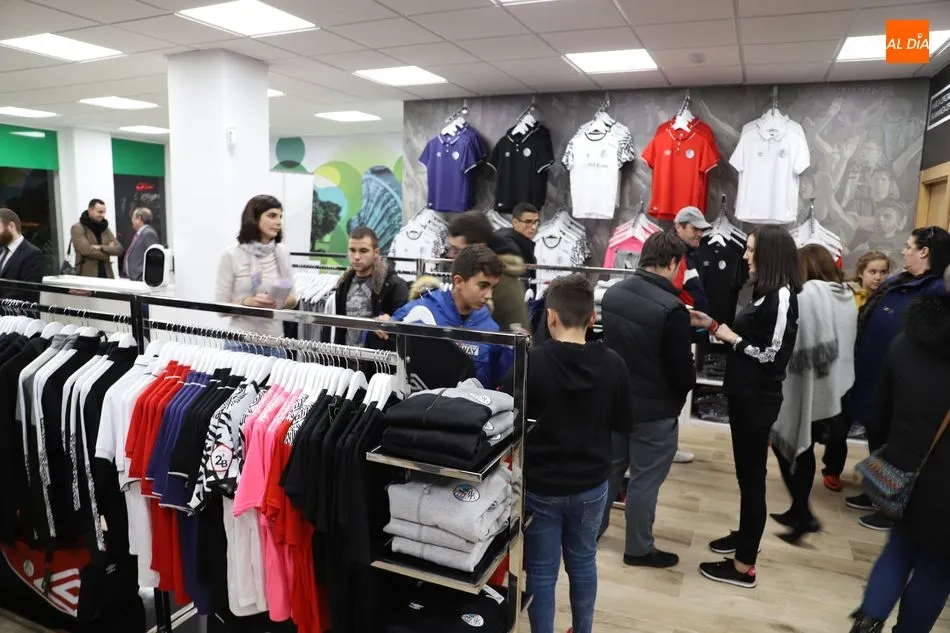 Foto 4 - La nueva tienda del Salamanca UDS ya es una realidad: camisetas, chaquetas, ropa de entrenamiento,...