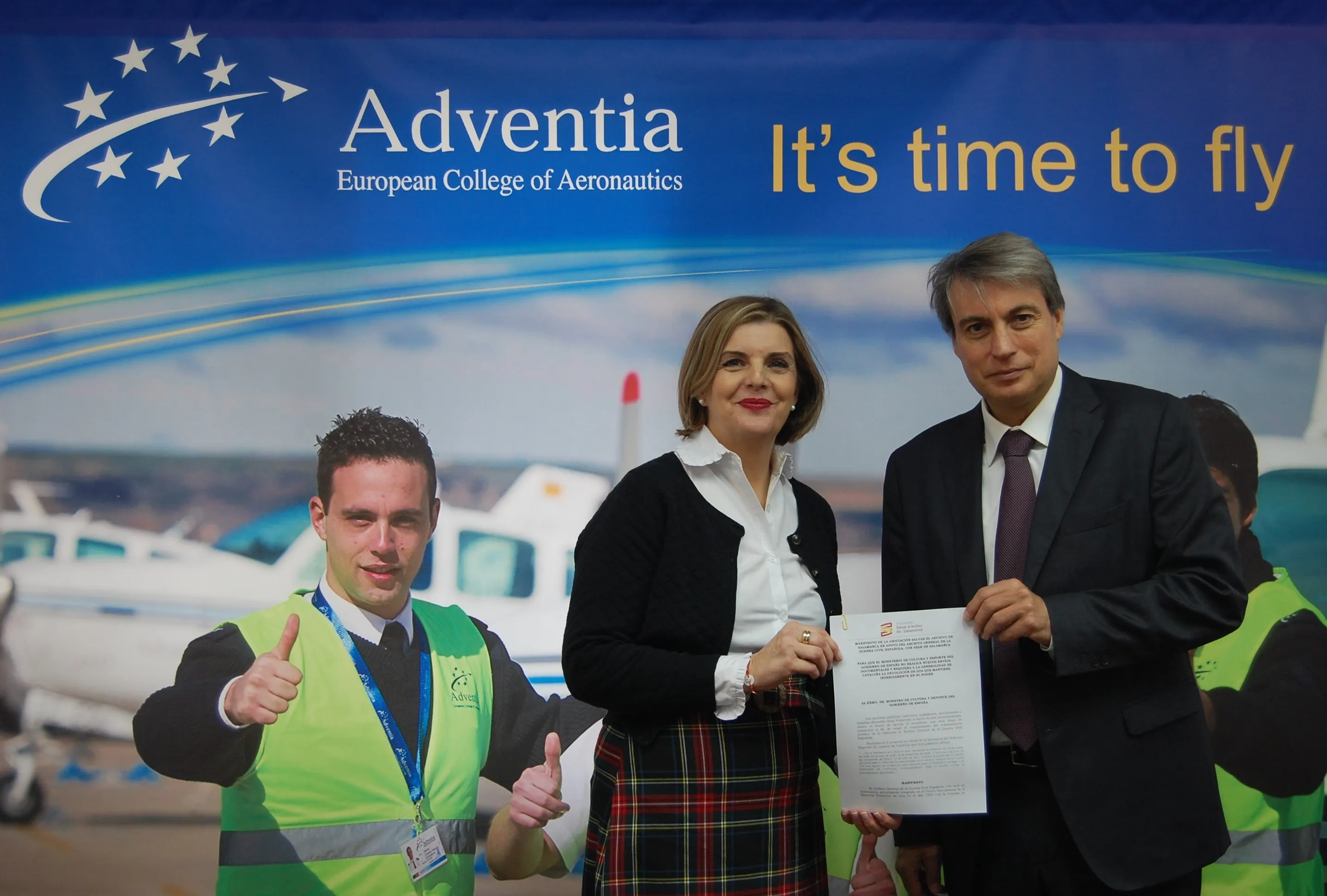 Carmen Rodrigo y Policarpo Sánchez durante la firma del manifiesto