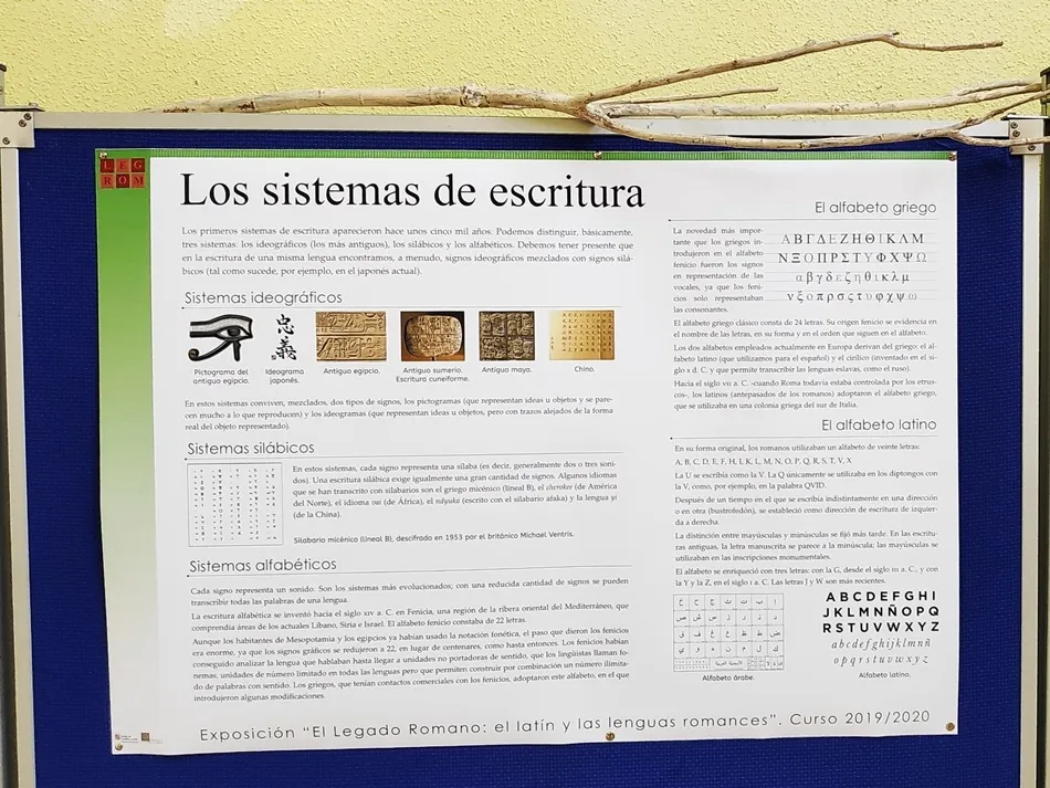 Foto 2 - El IES Senara analiza el legado del lat&iacute;n en una exposici&oacute;n visitable hasta el 13 de diciembre
