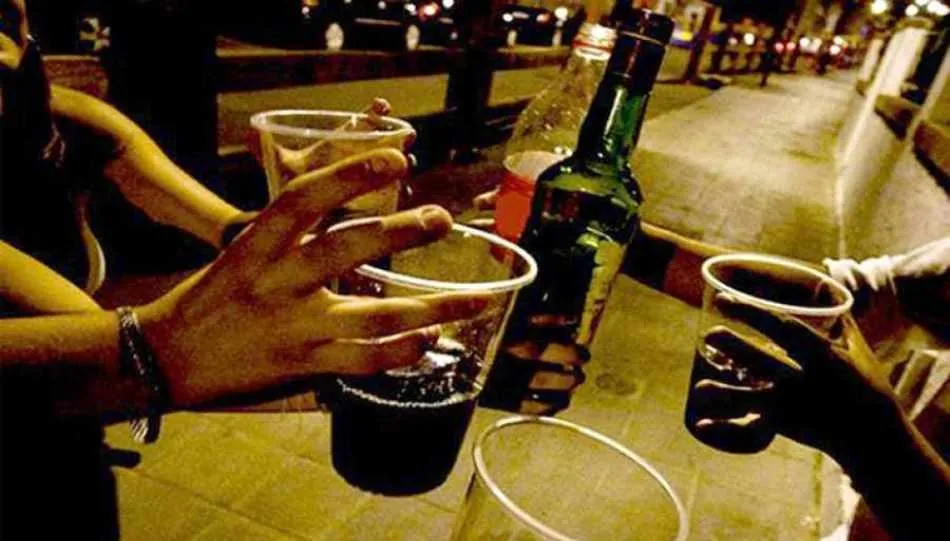 Aunque el consumo de alcohol es omnipresente en la sociedad moderna, solo una parte de las personas desarrolla trastornos por consumo de alcohol o adicción / Archivo