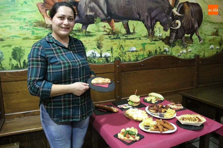 Laura Caranfel con la estrella de su cocina en El Retiro, la tosta de gambas / CORRAL