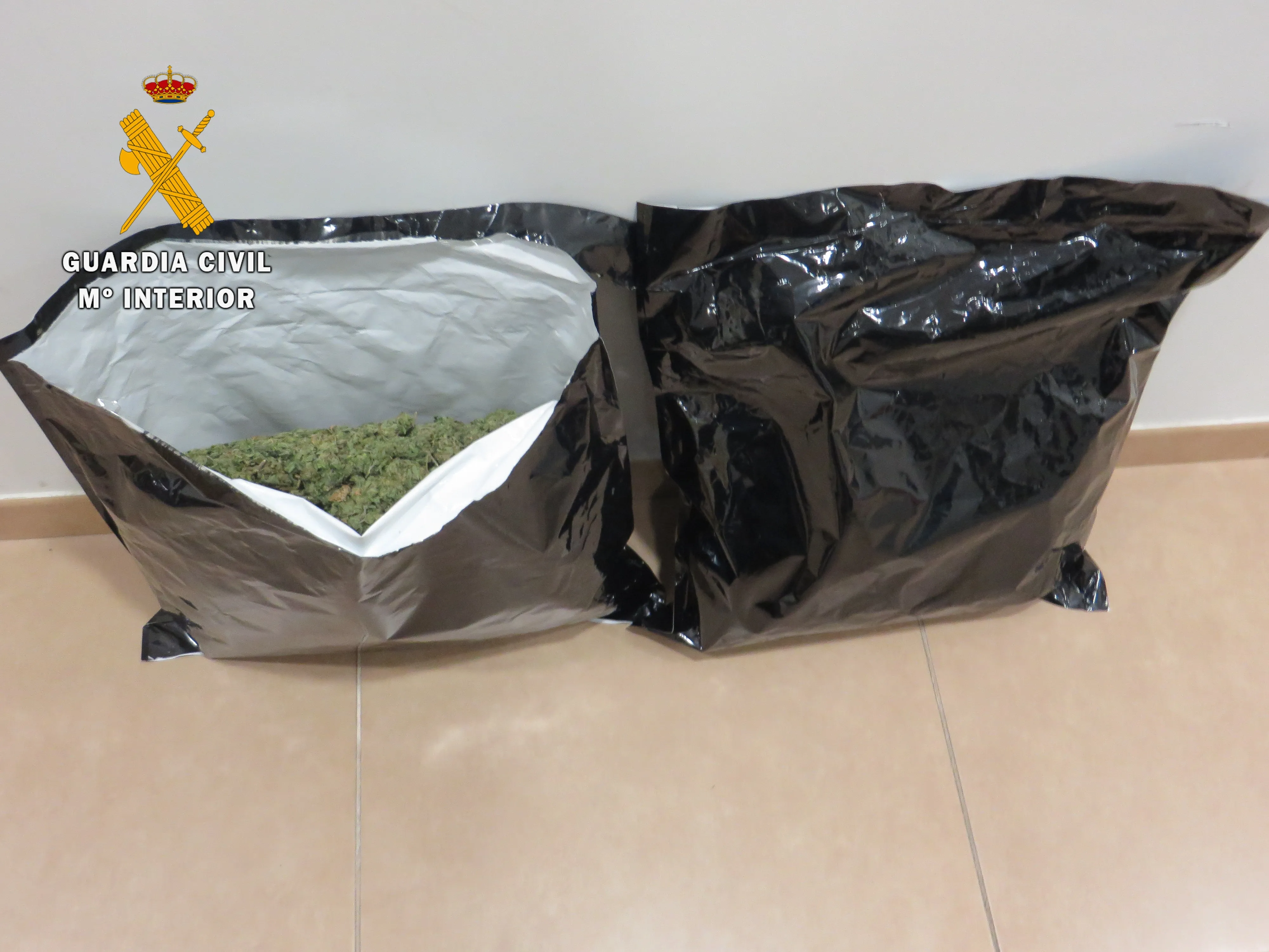Foto 2 - Detenidos tres hombres en Villares de la Reina con dos kilos de marihuana