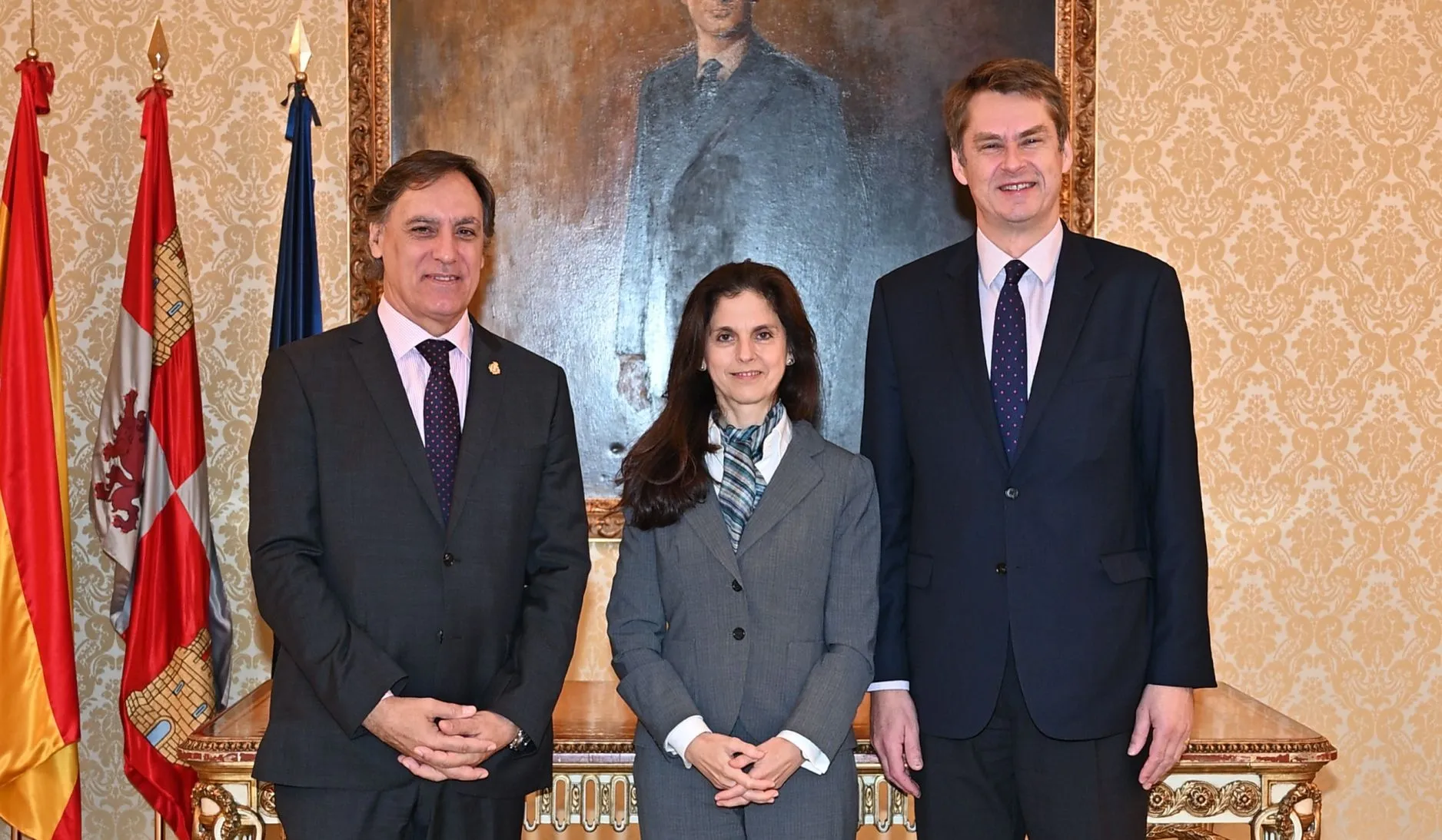 El embajador británico Hugh Elliot (a la derecha) durante su visita a Salamanca