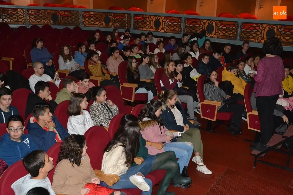 Foto 11 - Escolares de la ESO conocen en el Teatro Nuevo a L&aacute;zaro de Tormes  