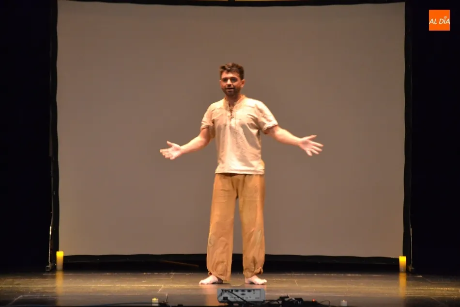 Foto 3 - Escolares de la ESO conocen en el Teatro Nuevo a L&aacute;zaro de Tormes  