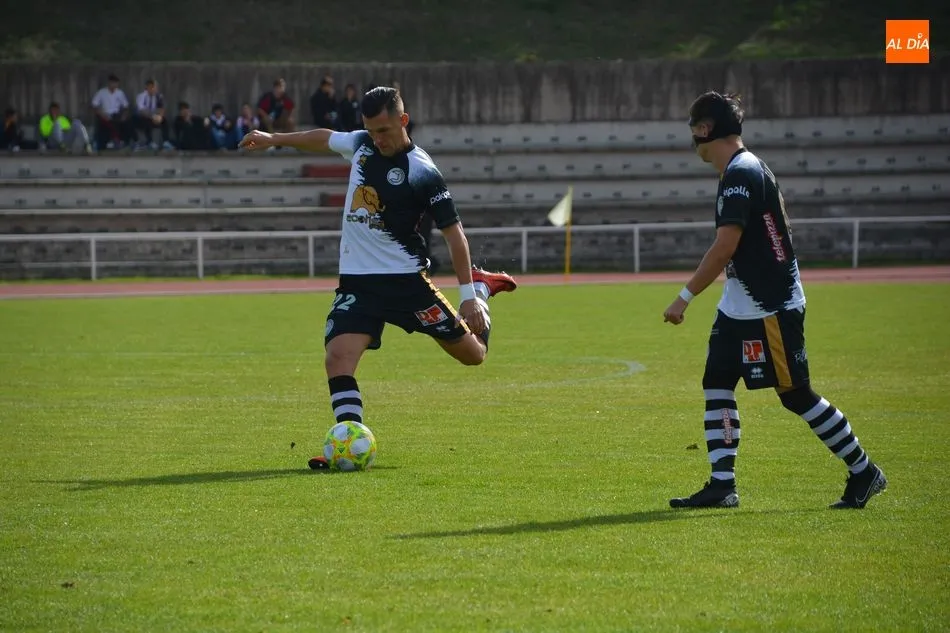 Góngora golpea al balón durante un partido / Archivo