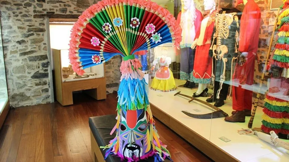 El Museo de la Máscara y del Traje está ubicado en la ciudadela de Bragança, al pie del castillo