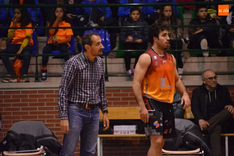 Jesús Gutiérrez da instrucciones a un jugador antes de saltar a la pista / Archivo