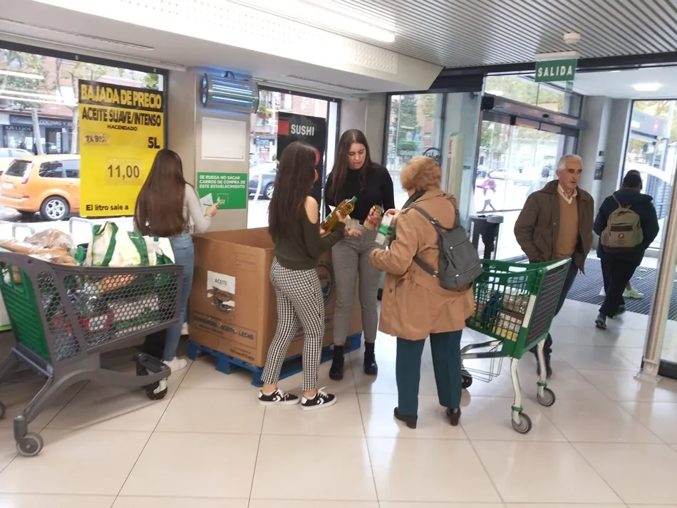 Foto 4 - J&oacute;venes de Las Villas participan en la Gran Recogida de Alimentos