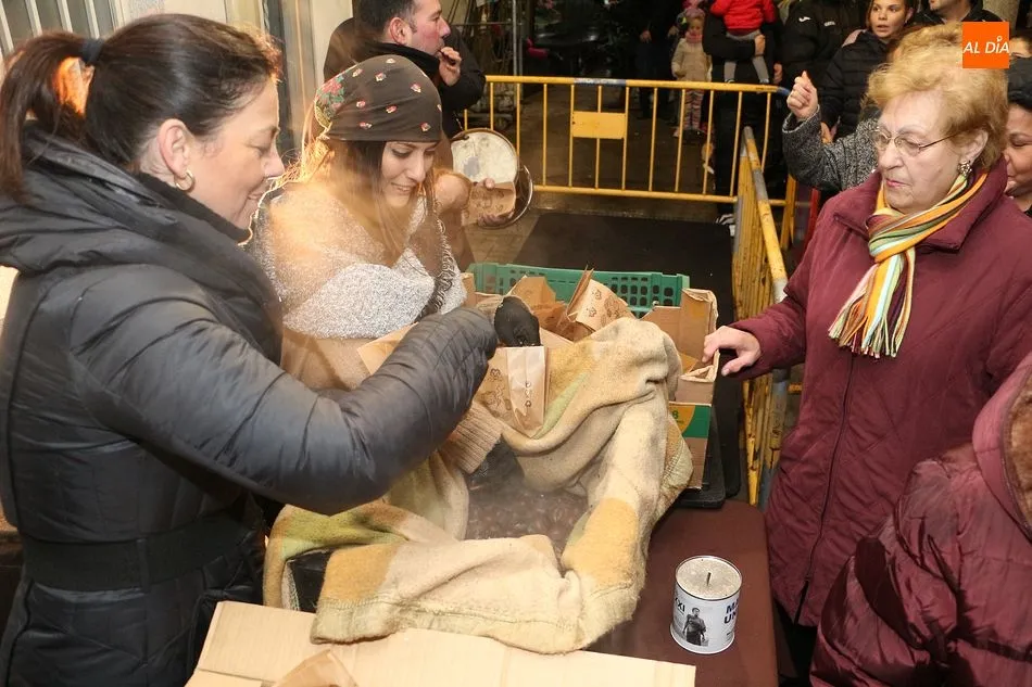 Las castañas se repartieron en los soportales debido a la lluvia