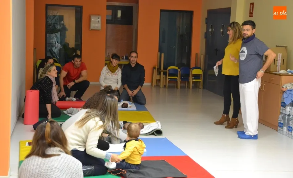 El matrón del Centro de Salud y Especialidades ofrece un taller de masaje para bebés  