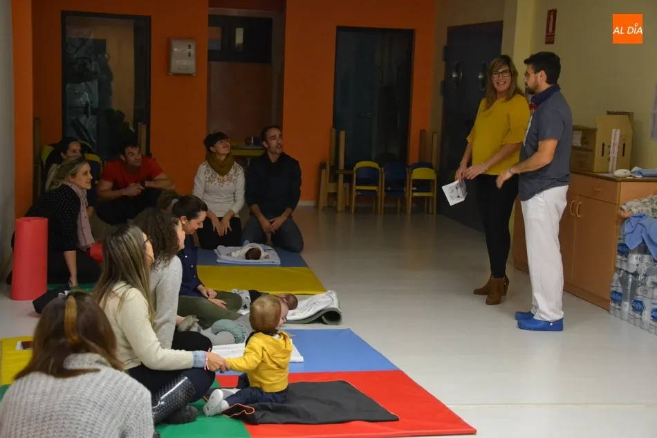Foto 2 - El matr&oacute;n del Centro de Salud y Especialidades ofrece un taller de masaje para beb&eacute;s  