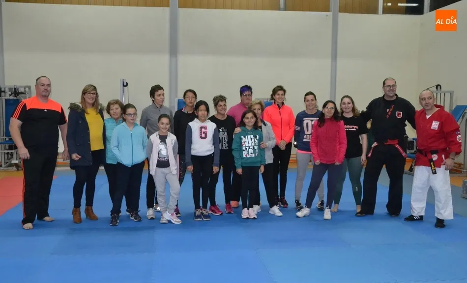 Una quincena de mujeres aprende a autoprotegerse de una agresión  