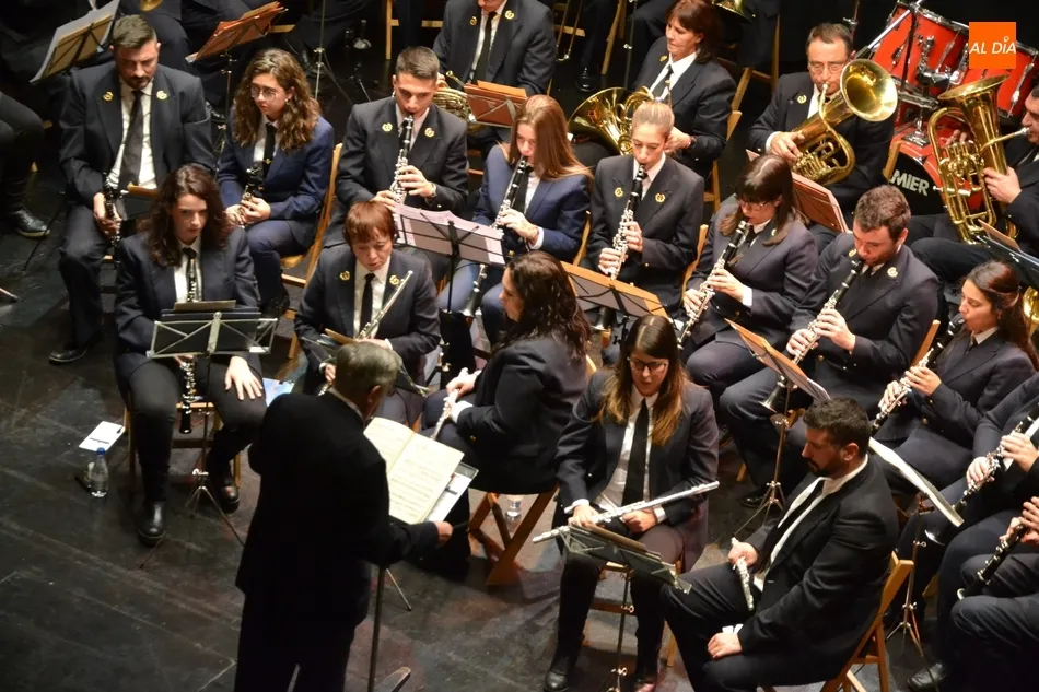 Manuel Pérez de Burgos recibe un homenaje sorpresa en el concierto de la Banda que dirige  