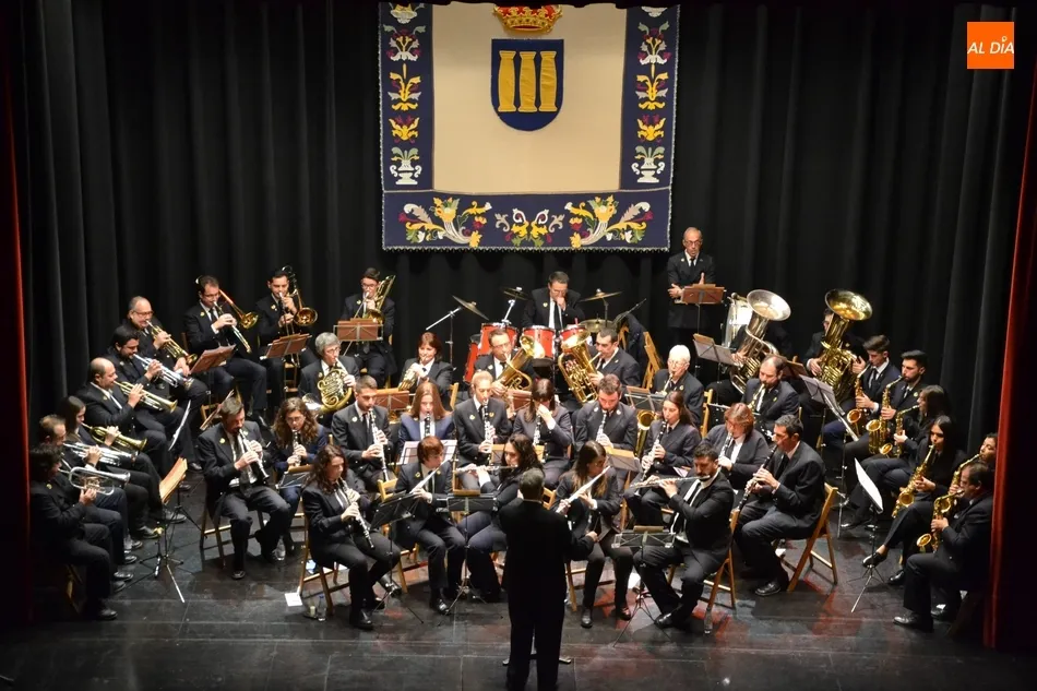 Foto 6 - Manuel P&eacute;rez de Burgos recibe un homenaje sorpresa en el concierto de la Banda que dirige  