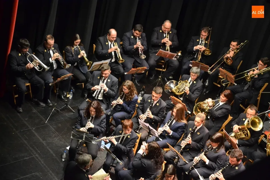 Foto 3 - Manuel P&eacute;rez de Burgos recibe un homenaje sorpresa en el concierto de la Banda que dirige  