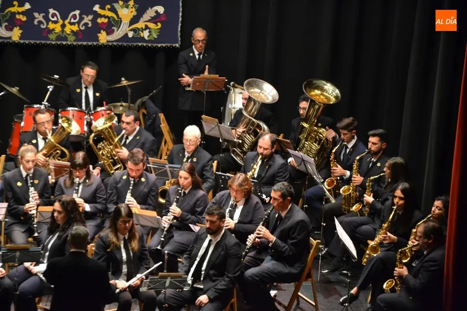 Foto 7 - Manuel P&eacute;rez de Burgos recibe un homenaje sorpresa en el concierto de la Banda que dirige  