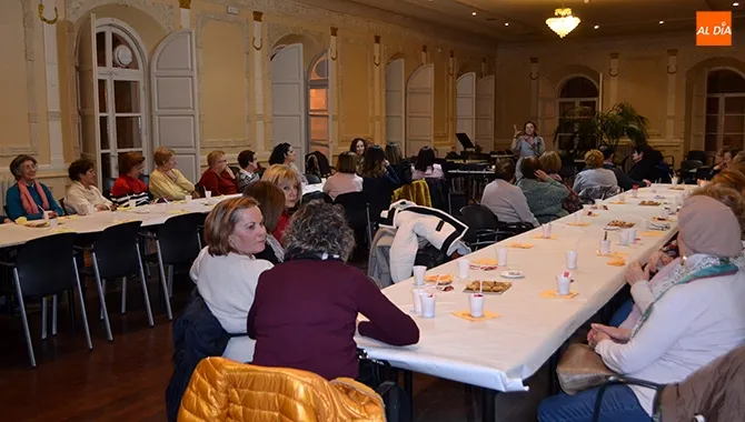 El Centro Social acogía un café-tertulia centrado en la violencia de género