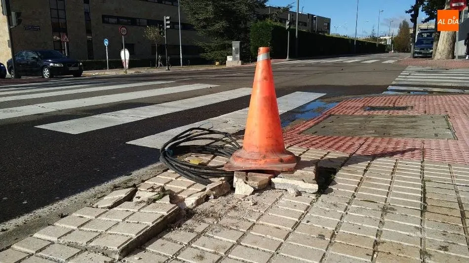 Lugar en el que chocó el turismo con el semáforo en la avenida de los Maristas. Foto de Lydia González
