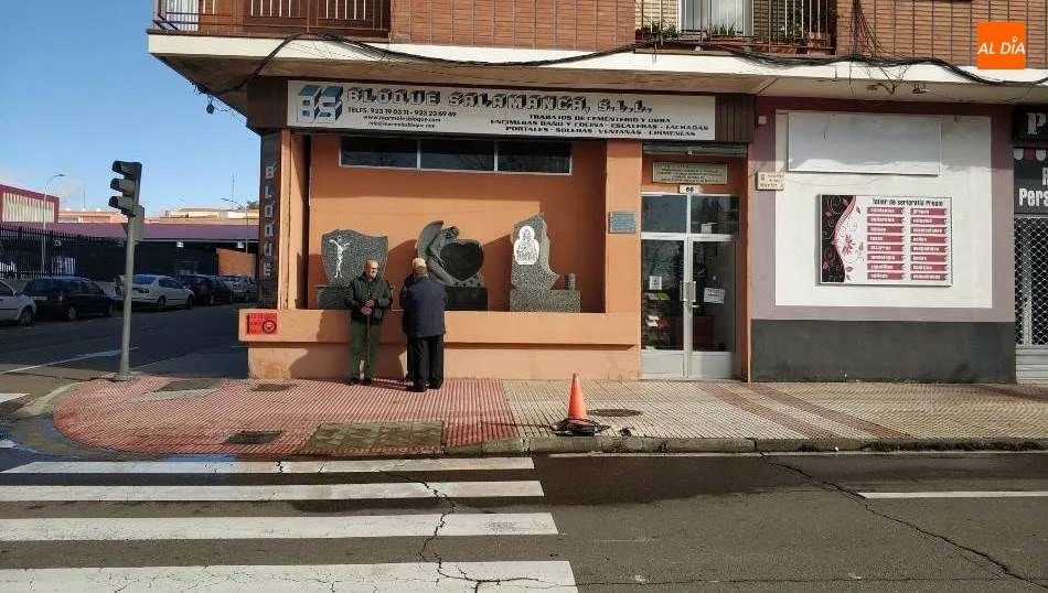 Foto 2 - Susto junto al Campus Unamuno por la colisi&oacute;n de un turismo contra un sem&aacute;foro